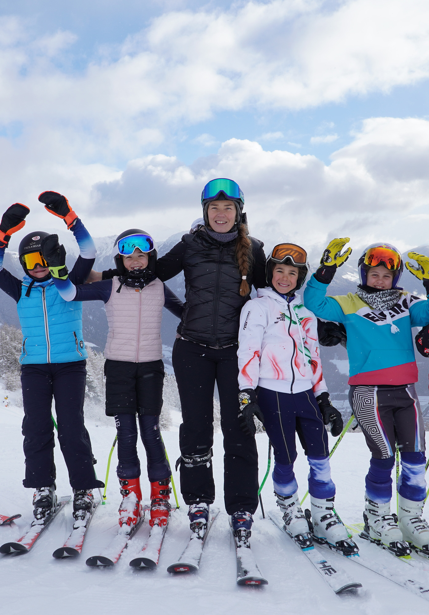 Festival dei bambini Skids con idoli dello sci invernale